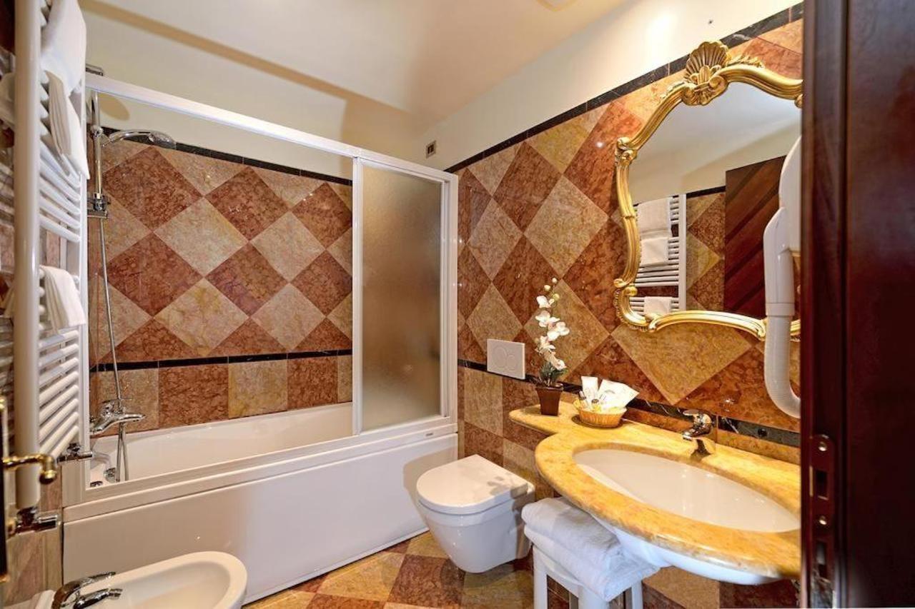 Hotel Lux Venesia Bagian luar foto