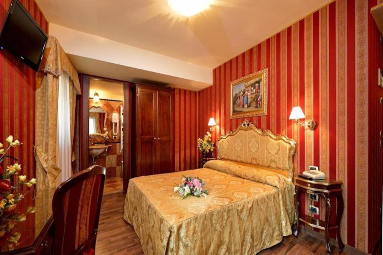 Hotel Lux Venesia Bagian luar foto