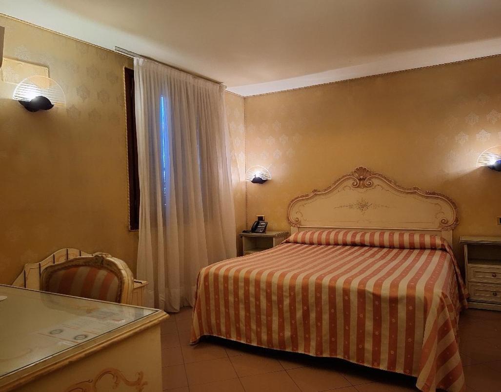 Hotel Lux Venesia Bagian luar foto
